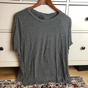 Roots Tee Shirt Size Large, very good condition!!